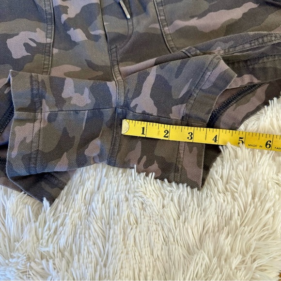 Athleta Farallon Women’s Brown Camo Shorts Size: 6 - Picture 10 of 10